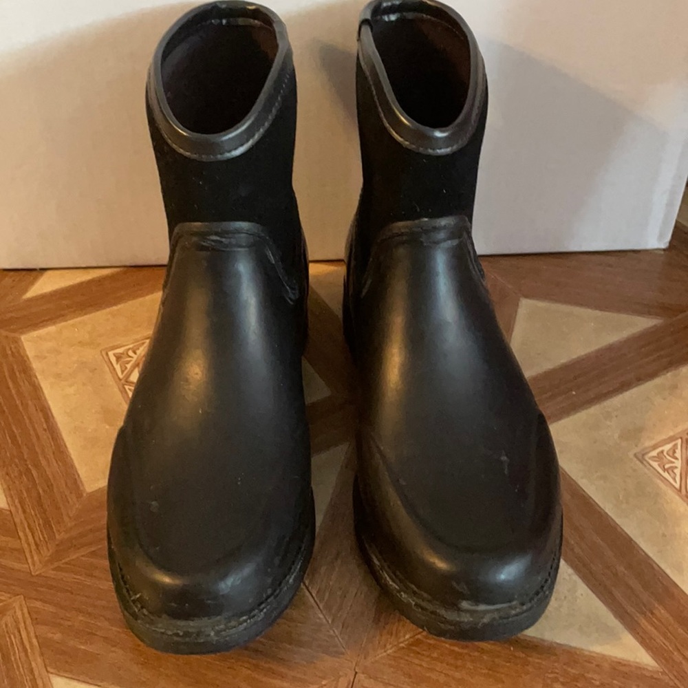 Woman Ugg rain boots